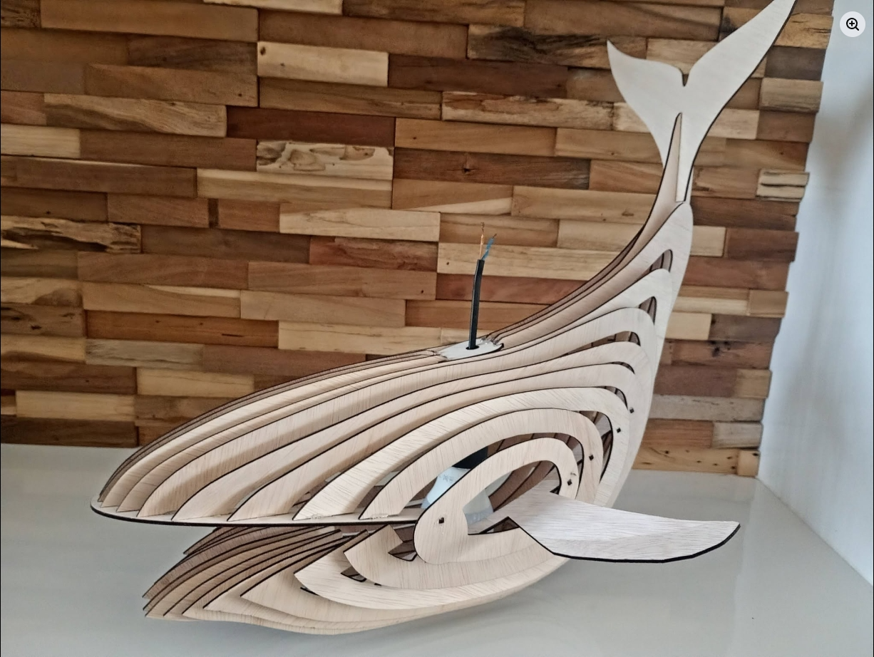 Wanddecoratie in hout met gravure